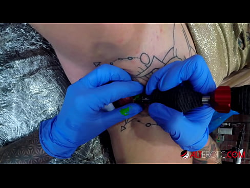 ❤️ Extremamente tatuada, a brasa Sully Savage fez uma tatuagem em seu clítoris ❤️ Porno vídeo em porno pt-br.bsglass.ru ❌